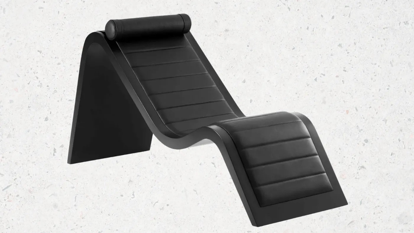 Chaise Rio, peça de linhas curvas em acabamento preto criada por Paulo Sergio Niemeyer