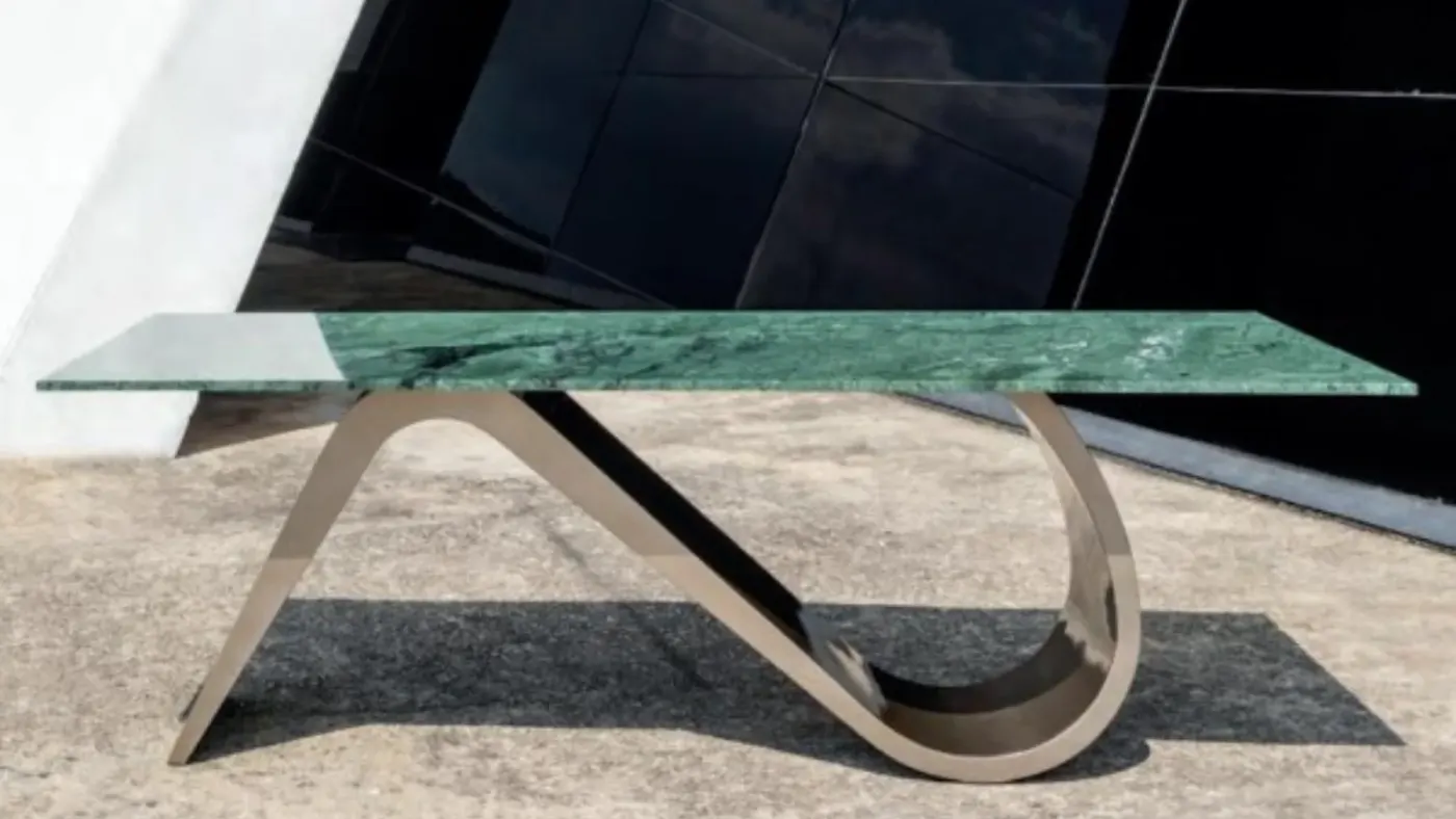 Mesa com tampo de pedra e base metálica curva do acervo de Paulo Sergio Niemeyer